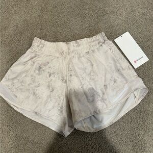 Lululemon Hotty Hot LR Short 4” Lined